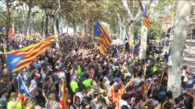 Centenares de personas se manifiestan ante el TSJC en protesta por las detenciones del 1-O