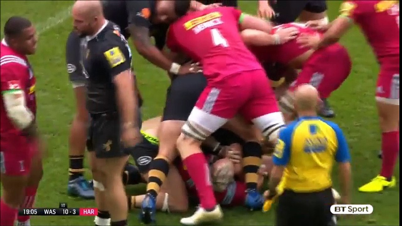 James Haskell et Joe Marler s'étranglent puis se font des câlins
