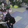 Un voleur fait l'erreur de s'en prendre à la mauvaise femme et s'en mord les doigts