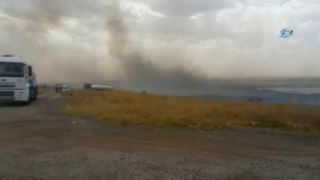 Mogan Gölü'nde Sazlık Alan Yangını Devam Ediyor