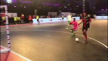 Ronaldinho Gaúcho dá 'drible mágico' em torneio de futsal na Índia; veja