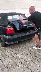 Il a la brillante idée d’allumer un pétard dans le coffre de sa voiture