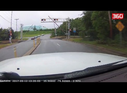 Aksident i llahtarshem, treni kalon permes makines (360video)