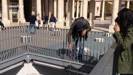 Touriste et pas d'argent ? Récupérez les pièces dans les fontaines avec un aimant !