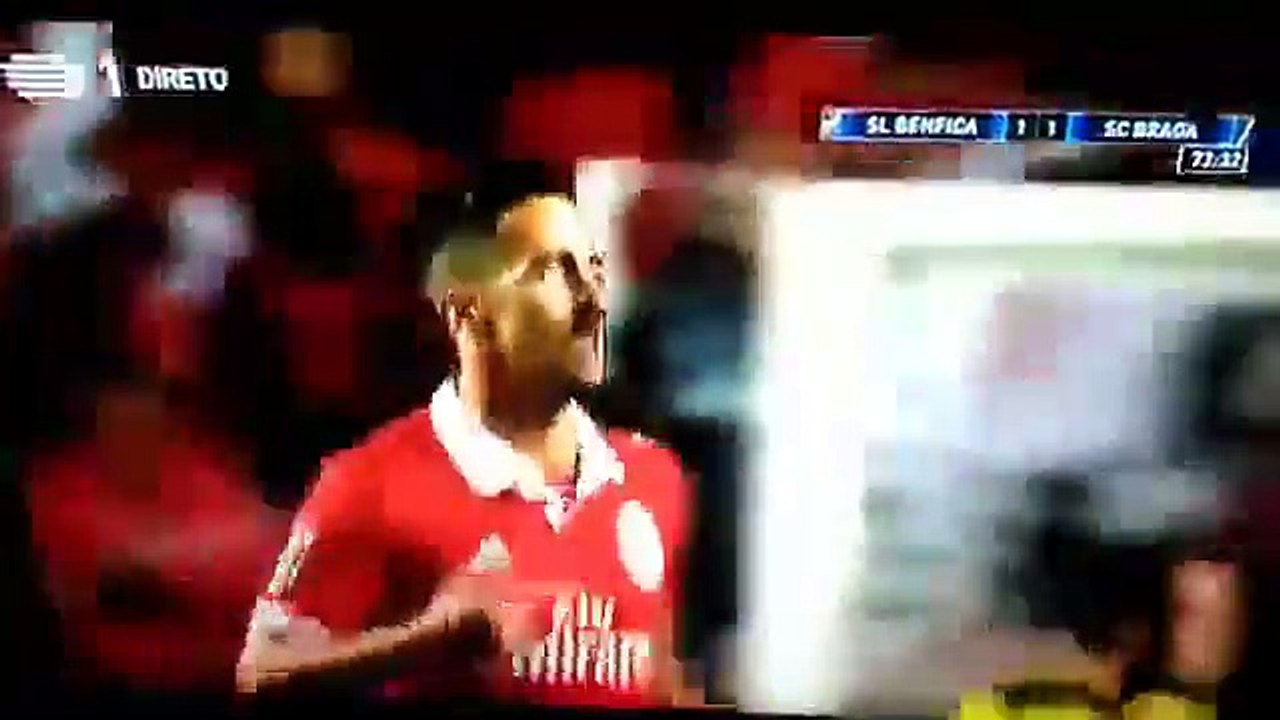 ▶️ Filipe Augusto é substituído sobre ASSOBIOS mas este ainda sai a passo e a bater palmas 