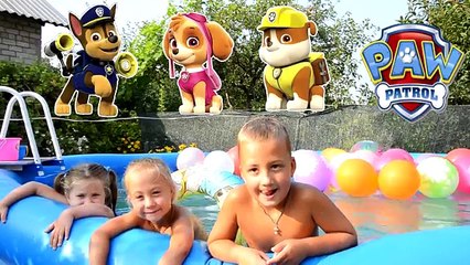 Télécharger la video: En las bolas con el cielo cachorro de rescate patrulla piscina con tobogán sorpresas piscina desde una enorme bola