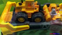 Daddy Pig takes Peppa Pig to watch a big truck unload bulldozers, loaders and excavators