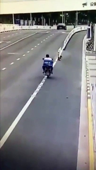 Un livreur semble avoir les yeux fermés dans la route !