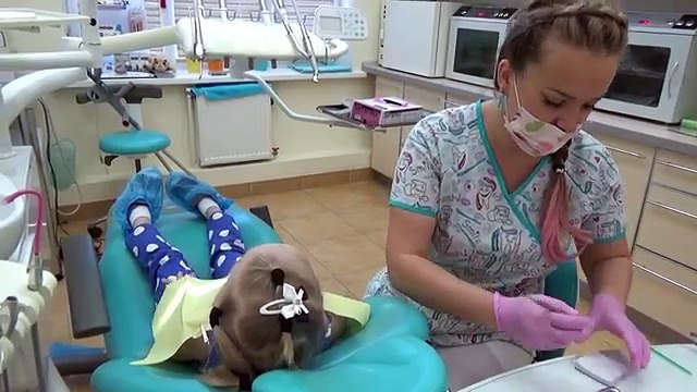 Алиса лечит ЗУБИК ! Алиса идёт на прием к стоматологу и ПОЛУЧАЕТ СЮРПРИЗЫ !