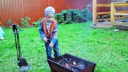 Дети жарят шашлык на мангале