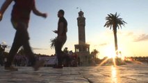 Dünya Alzaymır Günü Nedeniyle İzmir Saat Kulesi Morla Işıklandırıldı