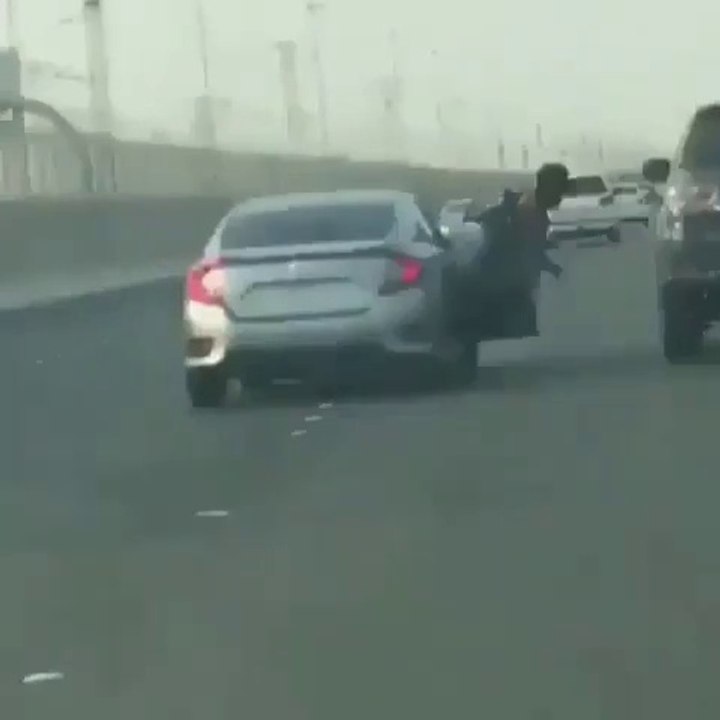Ce débile sort de sa voiture en marche par la fenetre en plein road rage et va chuter lourdement