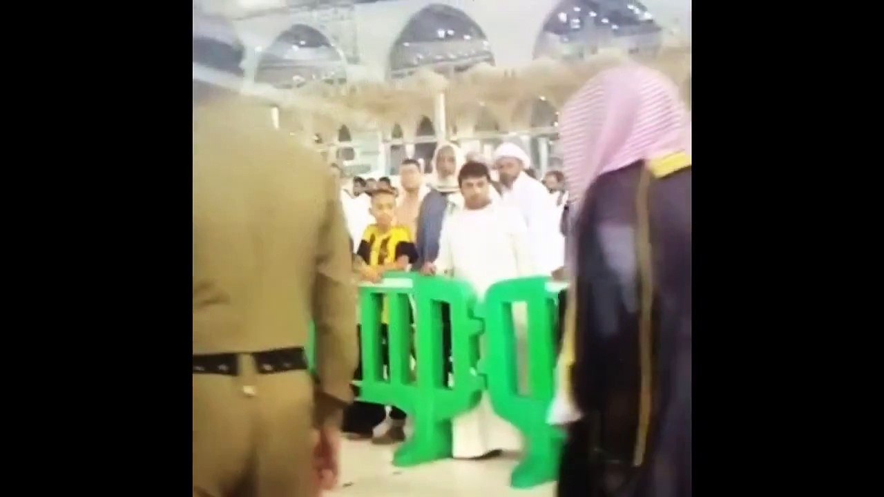 Kabe imamin Kabeye gelisi. Müezzin Metin Demirtas. Sheikh Saud Al Shuraim. Imam Masjid Al Haram Sheikh Saud Al Shuraim. Imam Makkah Sheikh Shuraim. Kamet nasil okunmali? Harameyn usulü kamet. Iqamat. Kabe müezzini taklidi - Sheik Ali Mullah. Essam Bukhari