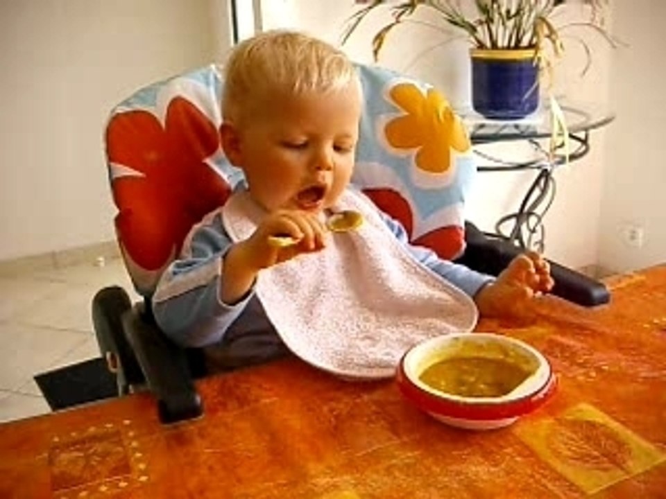 Léo mange tout seul