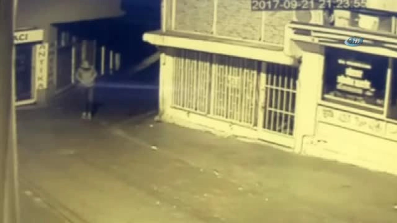 Edremit'te Bir Gecede Aynı Kişiye Ait 3 Mağazaya Kurşun Yağdırdılar. O Anlar Kameraya Böyle Yansıdı