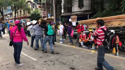 Agónica espera de parientes de desaparecidos por sismo en México