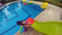 Deniz kızı elif havuzda yüzüyor sualtı yarışmalar oyunlar, eğlenceli çocuk videosu