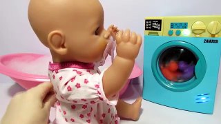 Et poupée jouer jouet la lessive avec machine