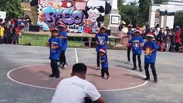 Cậu bé nhảy cực dễ thương - The boy danced very cute