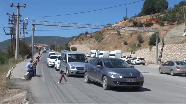 Tunceli'de Yolu Kesen PKK'lı Teröristler, Tır'ı Ateşe Verdi