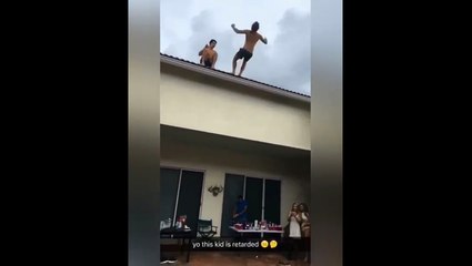 Un jeune homme tente de faire un salto à partir d'un toit.