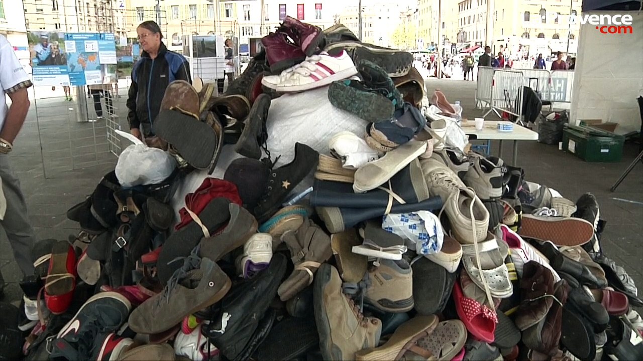 Marseille : Handicap International organise la 23e pyramide de chaussures sur le Vieux-Port