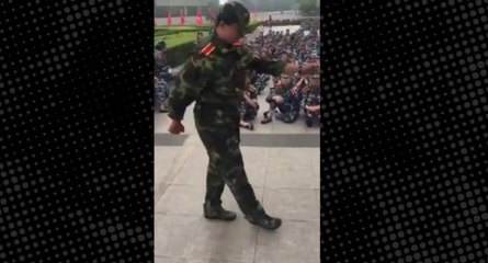 Beceriksiz Ere, Uygun Adım'ı Öğreten Komutanın Sabrı Herkesi Şaşırttı