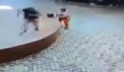 Düşen camın altında kalmaktan saniyelerle kurtuldular