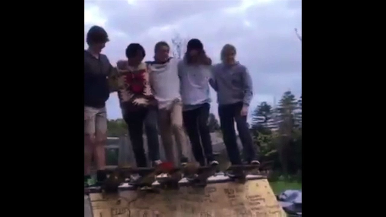 Faisons du skateboard à 5... Trop bonne idée !! Ah non...