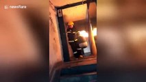 Ce pompier sort une bonbonne de gaz en feu d'un immeuble en Chine !!