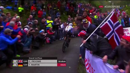Il court derrière un cycliste et se fait calmer par un policer