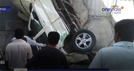 அவிநாசி அருகே பஸ் மோதி பாலத்திலிருந்து கவிழ்ந்த கார்-வீடியோ
