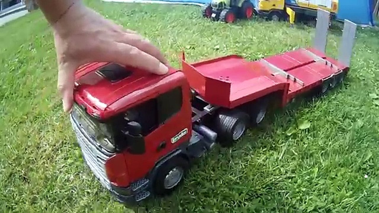 Bruder Toys Scania Liebherr crane truck Rescue the sunken tror Claas our pool.