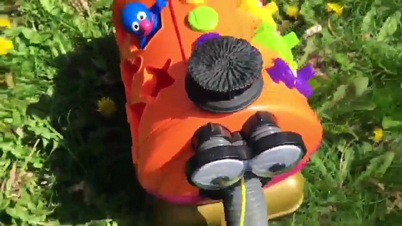 SESEME STREET Toys Ride the TELETUBBIES NOO-NOO Outside!