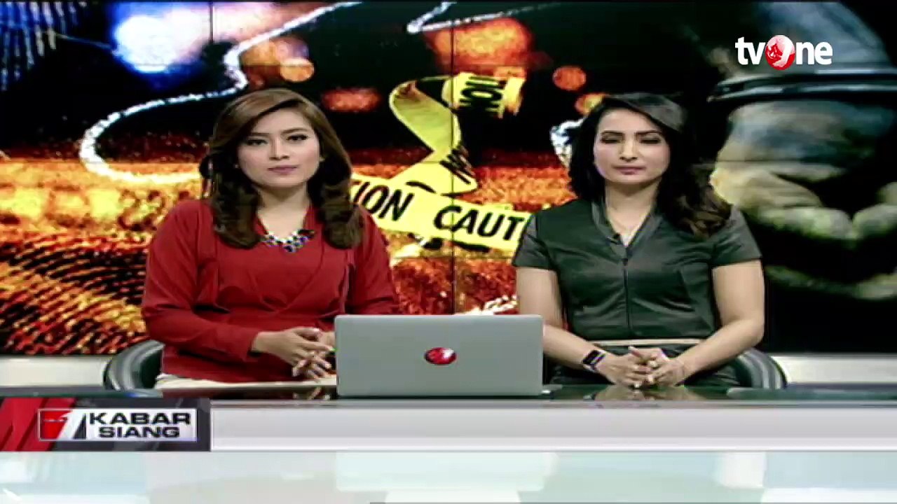 Petugas Bongkar Puluhan Kios Makanan di Area Terminal Kalideres