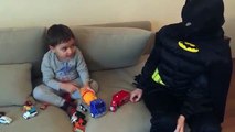 Joker Dorukun oyuncak arabasını çaldı | Çocuk videoları