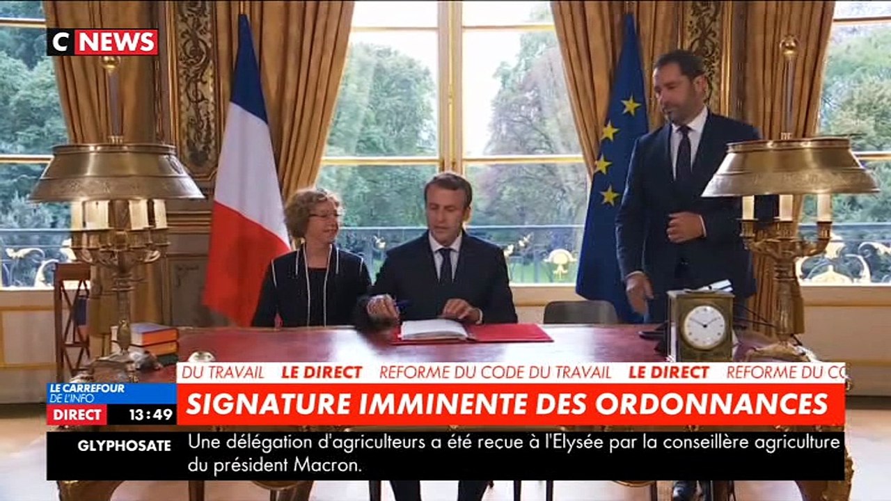 Emmanuel Macron signe en direct à la télévision les ordonnances réformant le droit du travail