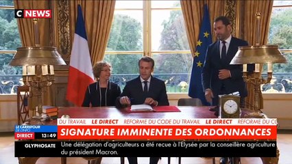 Emmanuel Macron signe en direct à la télévision les ordonnances réformant le droit du travail