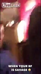 Comment réveiller sa copine.. Il lui pète à la tête !!