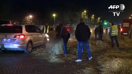 Un groupe d'agriculteurs bloque une partie des Champs-Elysées