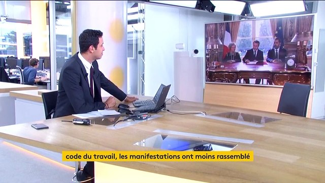 A l'Elysée, Emmanuel Macron signe les ordonnances sur le droit du travail sous l'œil des caméras