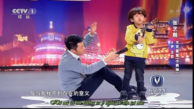 Tiểu nam thần 4 tuổi chơi Ukuleke cực đáng yêu