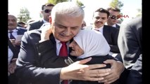 Başbakan Yıldırım, Cuma Namazı Çıkışı Vatandaşlarla Sohbet Etti