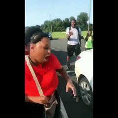 Une femme agent de sécurité se fait arracher sa perruque lors d'une bagarre avec une élève