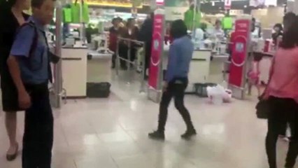 Mẹ đánh con ở siêu thị vì làm mất gói kẹo