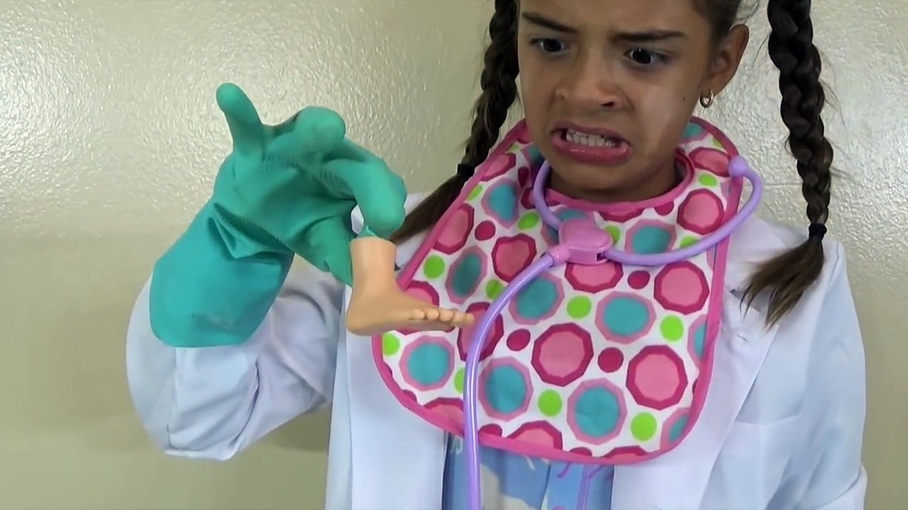 DOC MCSTUFFINS GIVES FROZEN ELSA SURGERY w/ Bad Baby TOYS TO SEE Fun Video