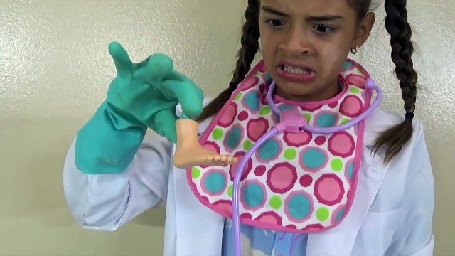 DOC MCSTUFFINS GIVES FROZEN ELSA SURGERY w/ Bad Baby TOYS TO SEE Fun Video