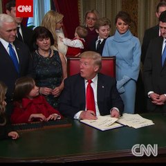 Barron Trump chơi đùa cùng cháu trai