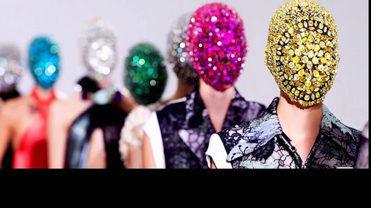 Những trang phục lạ thường trên sàn diễn thời trang