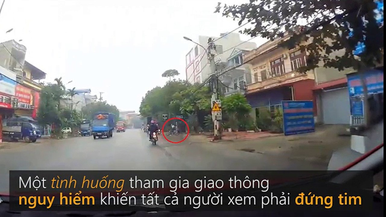 Video nữ sinh đi xe đạp lao từ ngõ ra, trượt đến trước đầu ô tô khách tại Bắc Kạn